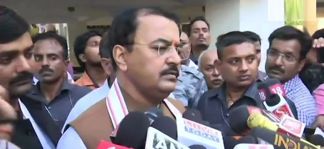 मृतक विवेक तिवारी के घर पहुंचे यूपी के डिप्टी सीएम केशव प्रसाद मौर्य, कहा- दोषी बख्शा नहीं जाएगा