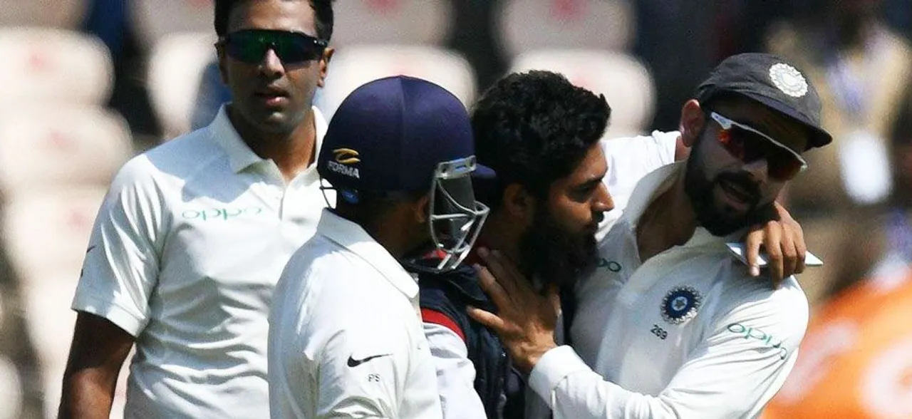 IndvsWI: विराट के साथ सेल्फी लेने की कोशिश करने वाले फैन के खिलाफ मामला दर्ज
