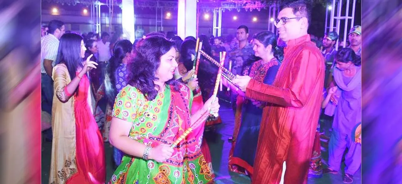 कलेक्टर-एसपी संग ताल मिला रहे हैं शहरवासी, डांडिया में ले रहे मतदान की शपथ