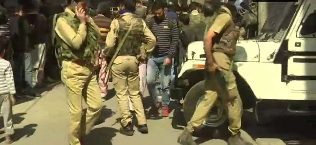 जम्मू कश्मीर : पुलवामा में सीआरपीएफ कैंप पर आतंकी हमला, दो जवान जख्‍मी