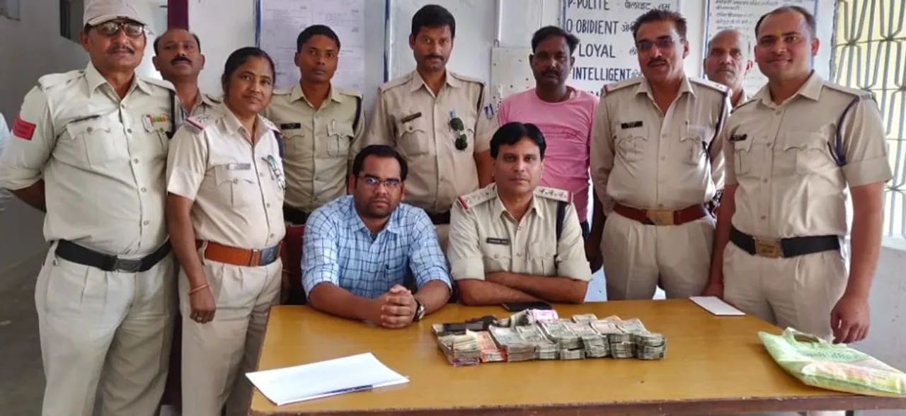 छतरपुर में पकड़ी गई लग्‍जरी गाड़ी, जाने कितनी रकम बरामद हुई