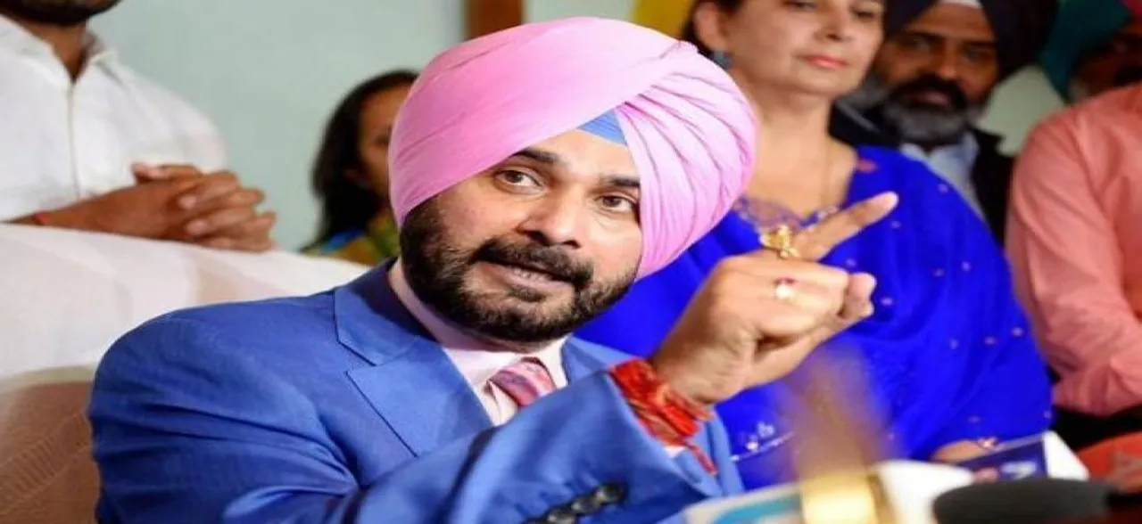 अमृतसर रेल हादसा: इस्तीफे की मांग के बीच नवजोत सिंह सिद्धू घायलों से मिलने  अस्पताल पहुंचे