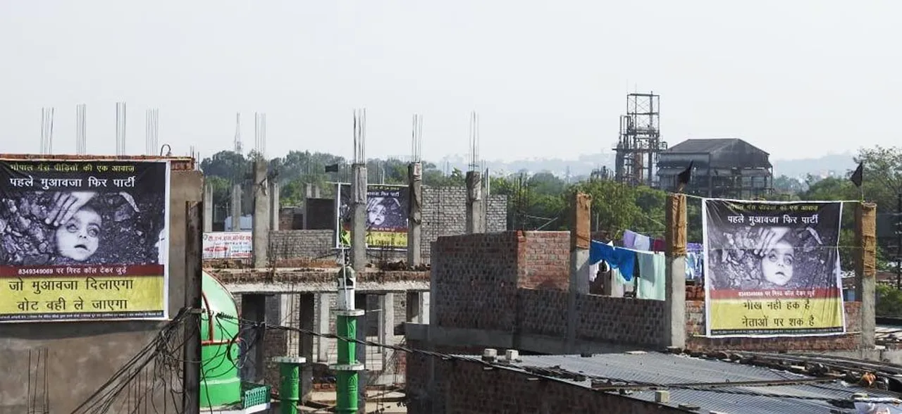 भोपाल गैस त्रासदी : पीडि़तों ने घरों के बाहर लगाए पोस्‍टर, कहा- मुआवजा नहीं तो वोट नहीं
