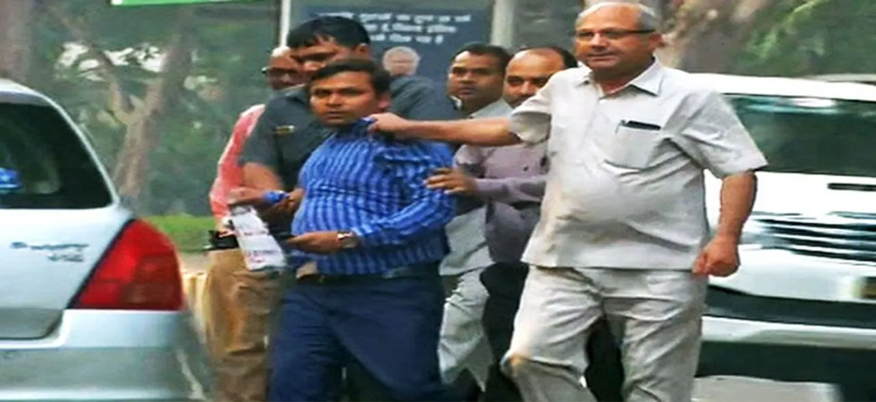 CBI निदेशक आलोक वर्मा के घर के बाहर IB अफसरों को पकड़ने वाले अधिकारियों का दिल्ली पुलिस ने किया तबादला