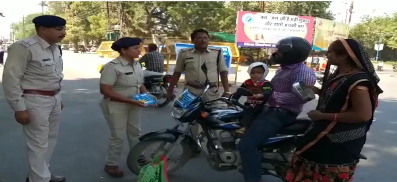 करवा चौथ: यातायात पुलिस की अनोखी पहल, करवाचौथ पर कपल को दी अनोखी गिफ्ट