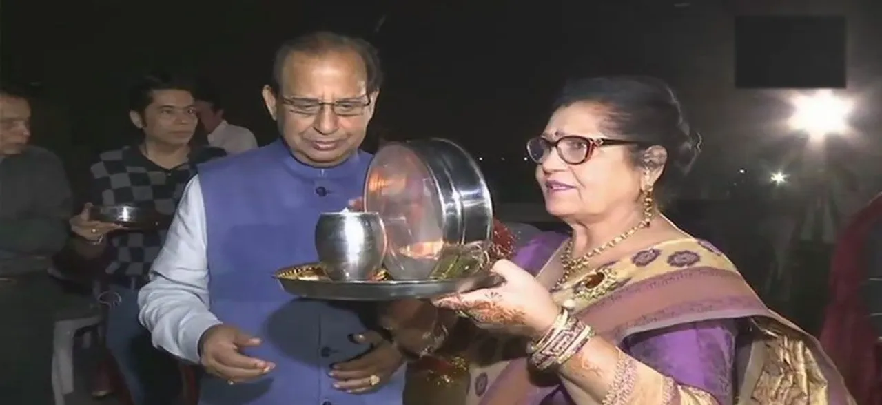 Karwa Chauth 2018 : देशभर में धूमधाम से मनाया गया करवा चौथ, सुहागिनें चांद को देख खोल व्रत