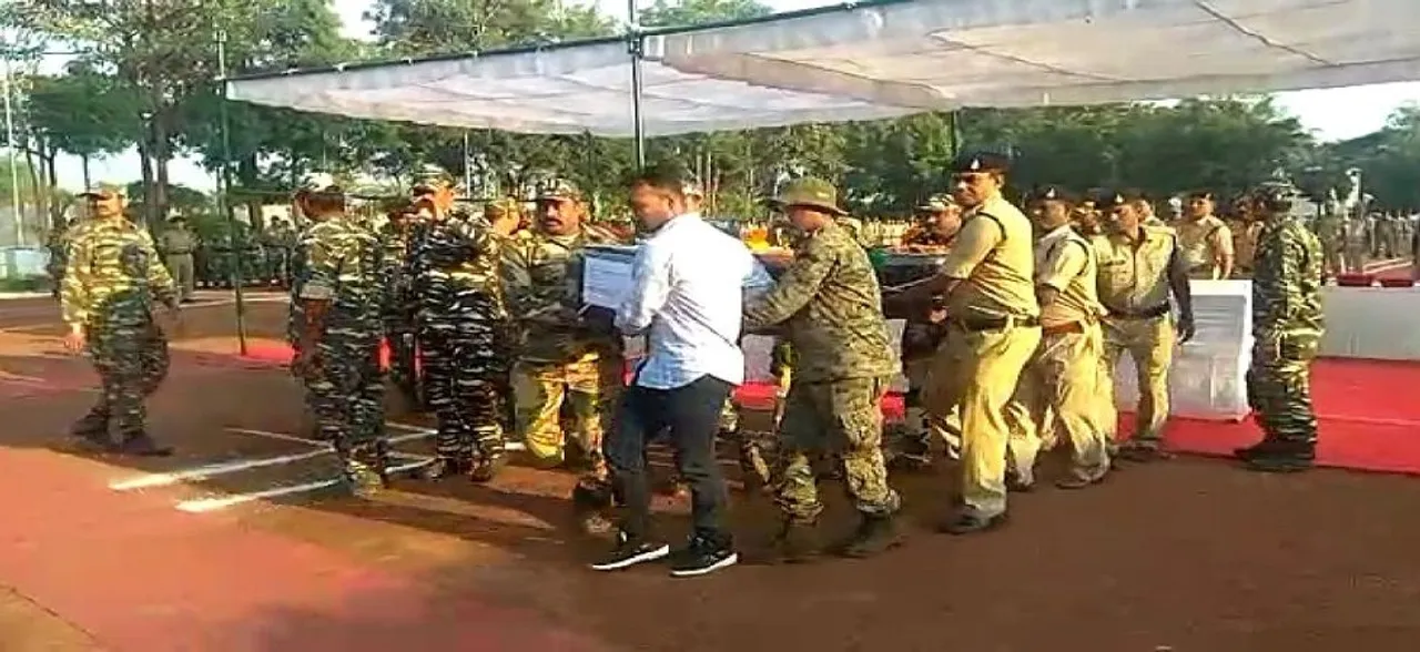 बीजापुर नक्सली ब्लास्ट: शहीद जवानों को दी गई अंतिम सलामी