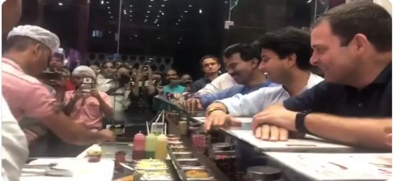 इंदौर की '56' दुकान में राहुल गांधी ने उठाया खाने का लुत्‍फ, एक झलक पाने को उमड़ी युवाओं की भीड़
