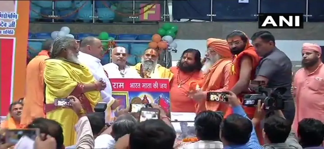 राम मंदिर पर सरकार को ‘धर्मादेश’ देने के लिए दिल्‍ली के तालकटोरा स्‍टेडियम में जुटे देश भर के साधु-संत
