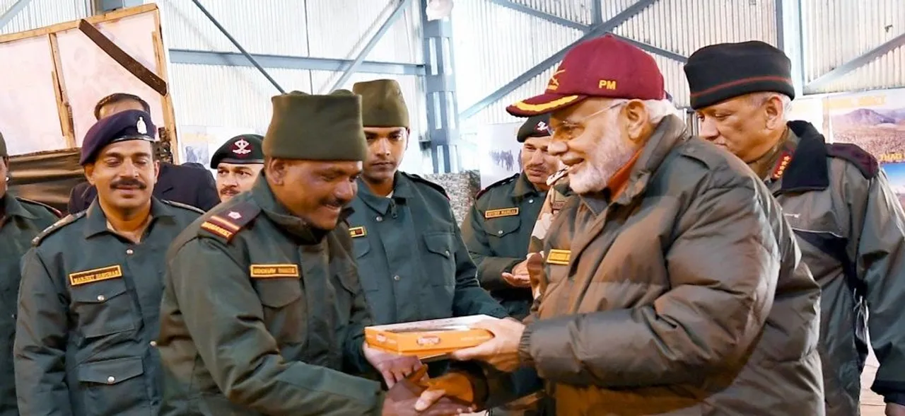 पीएम मोदी ने उत्तराखंड में सेना और आईटीबीपी जवानों के साथ मनाई दिवाली