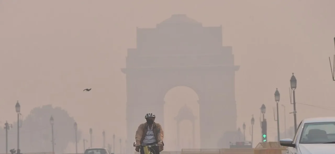 सुप्रीम कोर्ट का आदेश तार-तार, खूब हुई आतिशबाजी, दिल्ली-एनसीआर में पसरी धुंध की चादर