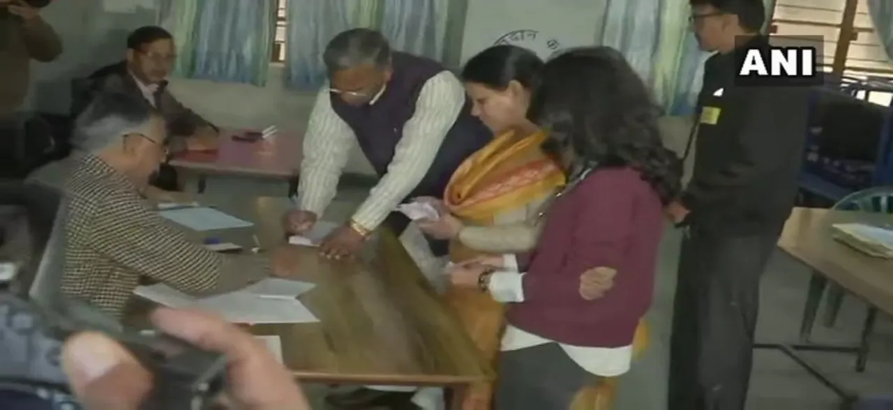 उत्‍तराखंड नगर निकाय चुनाव : मुख्‍यमंत्री त्रिवेंद्र सिंह रावत और योगगुरु बाबा रामदेव ने किया मतदान