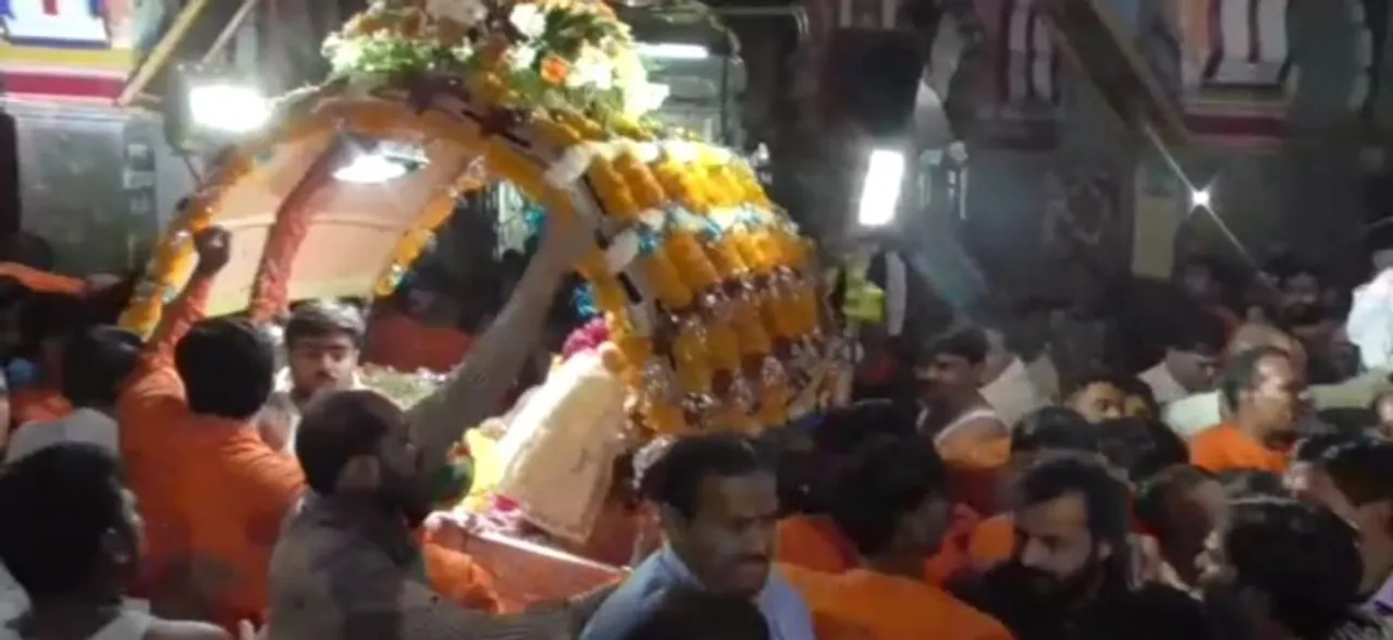फूलों से सजी पालकी में सवार होकर आधी रात को भगवान महाकाल चले श्रीहरि से मिलने