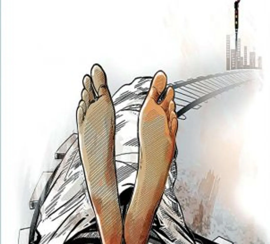 रेलवे ट्रेक पर मिला 17 साल की लड़की का शव, GRP ने फावड़े से उठायी बॉडी