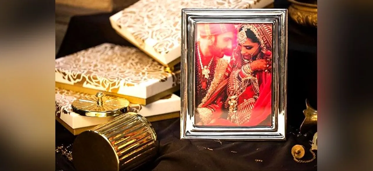 Newlyweds रणवीर और दीपिका ने शादी में आए मेहमानों को दिया एक बेहद खास तोहफा