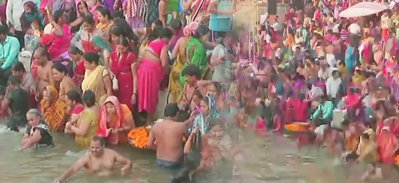 कार्तिक पूर्णिमा आज, करोड़ों लोगों ने लगाई गंगा में डुबकी