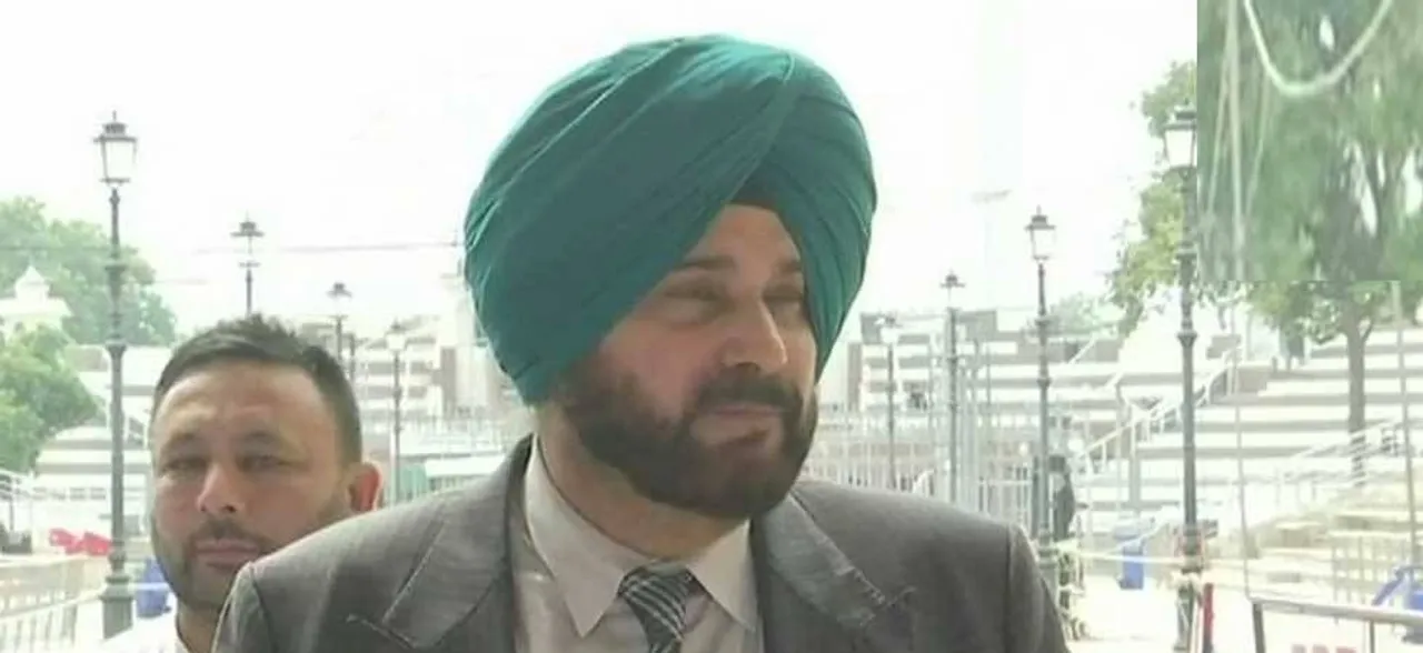 सिद्धू अपने बयान से पलटे, कहा- राहुल ने नहीं भेजा, इमरान के बुलावे पर गया पाकिस्तान