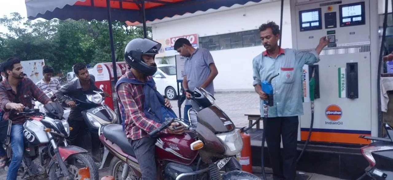तेल के दाम में राहत जारी, घटे पेट्रोल-डीजल के भाव