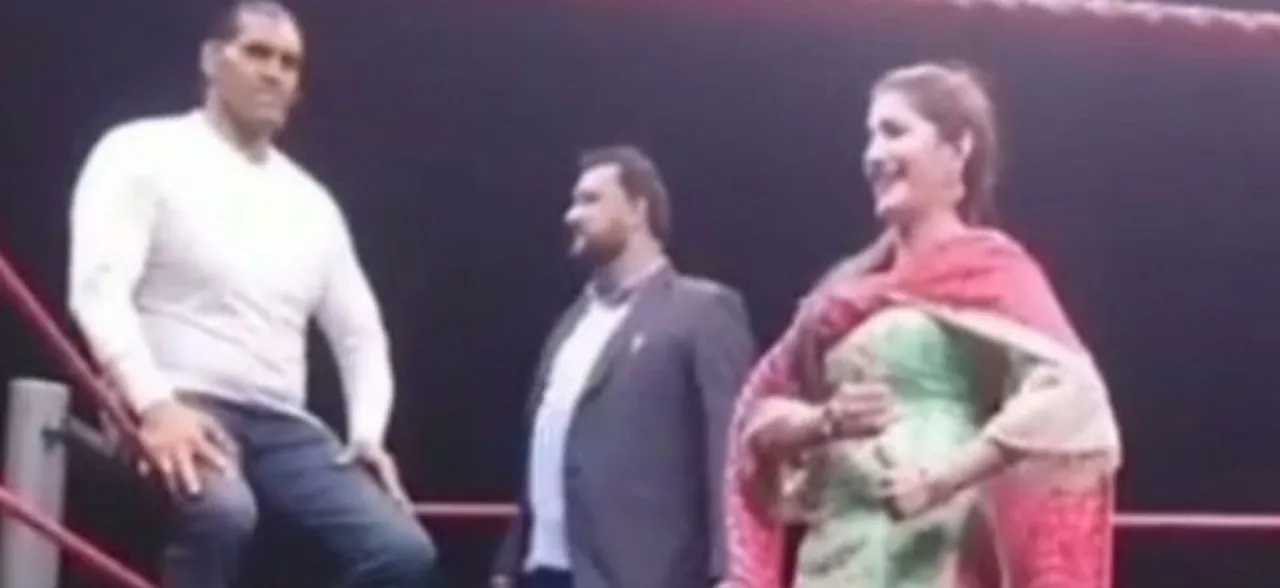 WWE के रिंग में सपना ने लगाया डांस का तड़का, दीवाने होकर एकटक देखते रहे 'द ग्रेट खली'
