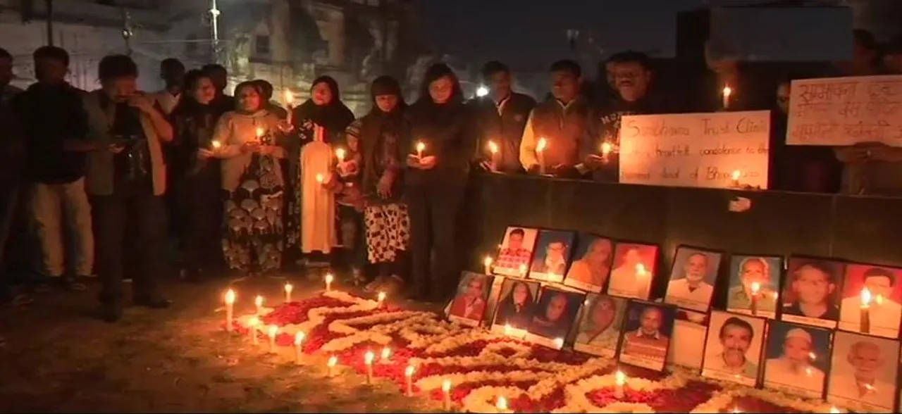 भोपाल में गैस पीड़ित सड़कों पर मशाल लेकर उतरे, कहा-अब और भोपाल नहीं बनने देंगे