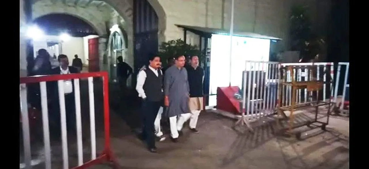 मध्‍य प्रदेश में EVM की सुरक्षा पर सवाल, आयोग ने कहा- स्ट्रांग रूम पूरी तरह सुरक्षित