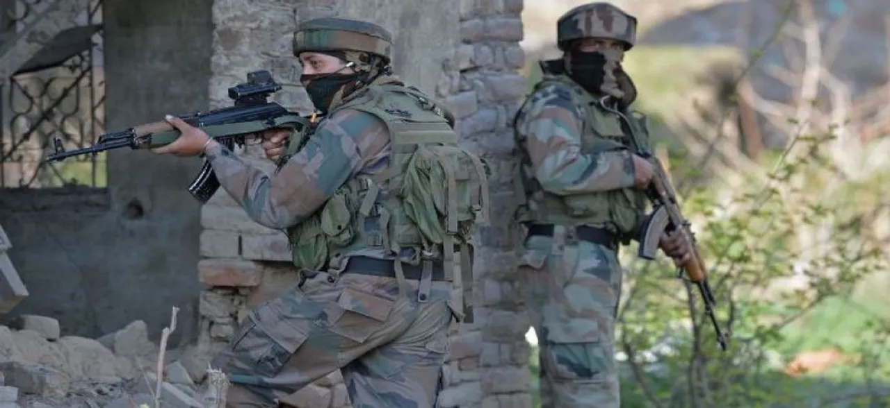 J&K: शोपियां में सुरक्षा बलों और आतंकियों के बीच मुठभेड़, तीन आतंकियों के छिपे होने की आशंका