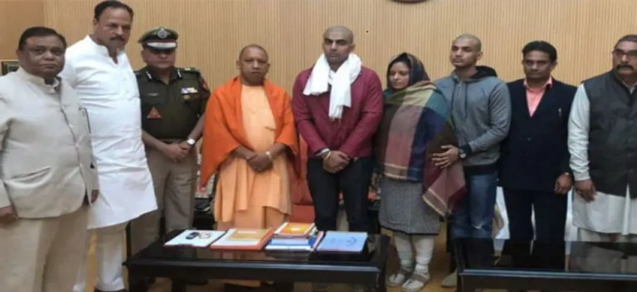 बुलंदशहर हिंसा: शहीद सुबोध कुमार के परिजनों ने की सीएम योगी से मुलाकात, कहा- न्याय का मिला भरोसा