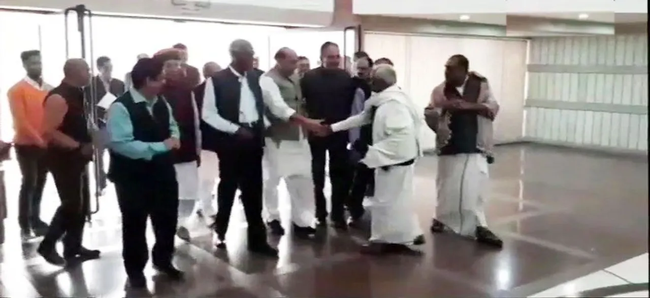 संसद के शीतकालीन सत्र से पहले सरकार ने बुलाई सर्वदलीय बैठक, पहुंचे सभी दलों के नेता
