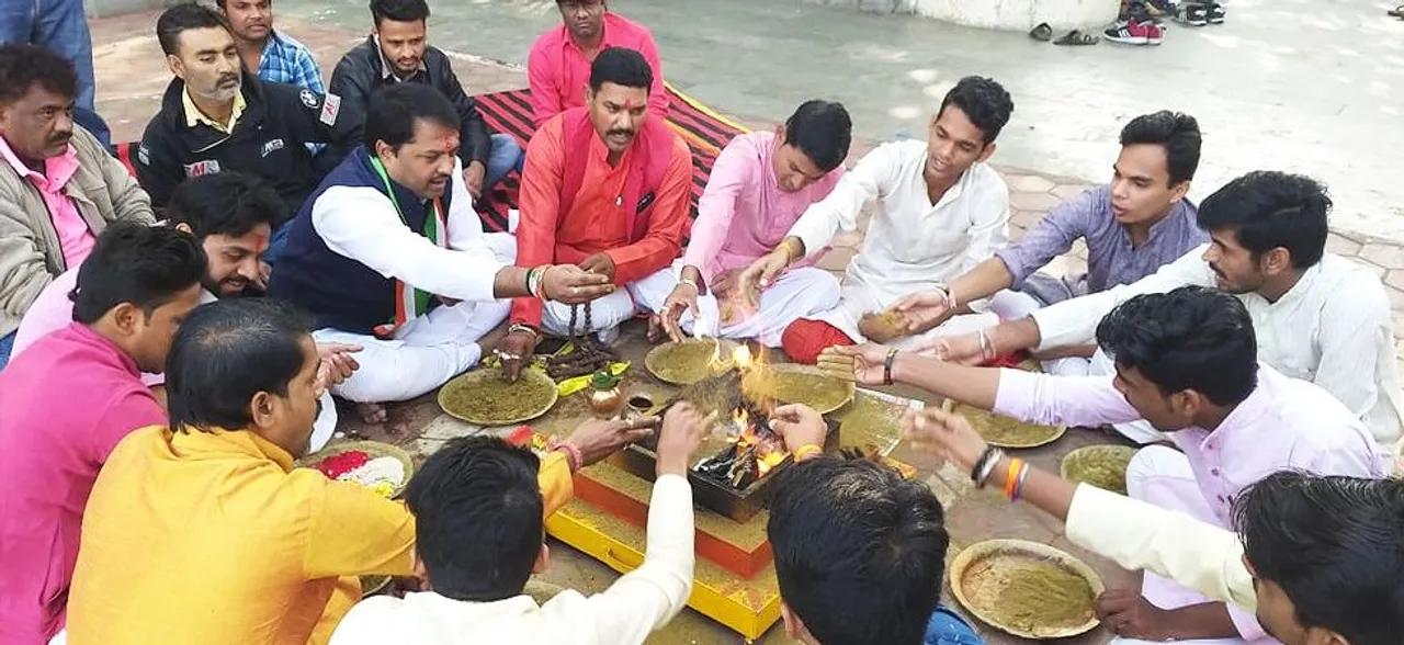 मध्‍य प्रदेश में कांग्रेसियों ने किया 'विजयी भव' यज्ञ, सत्‍ता के लिए डाली आहुतियां