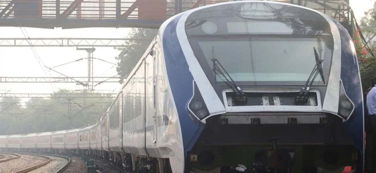 दिल्ली से आगरा के लिए रवाना हुई सुपरफास्ट ट्रेन-18 पर फेंके पत्थर, खिड़कियों के टूटे शीशे