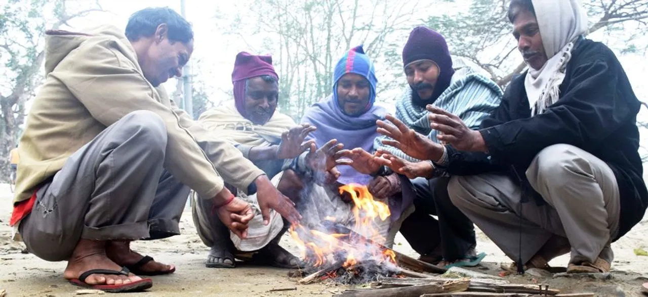 कोहरे की घनी चादर में ढका दिल्ली-NCR, 3.7 डिग्री पहुंचा पारा, वायु गुणवत्ता 'गंभीर'