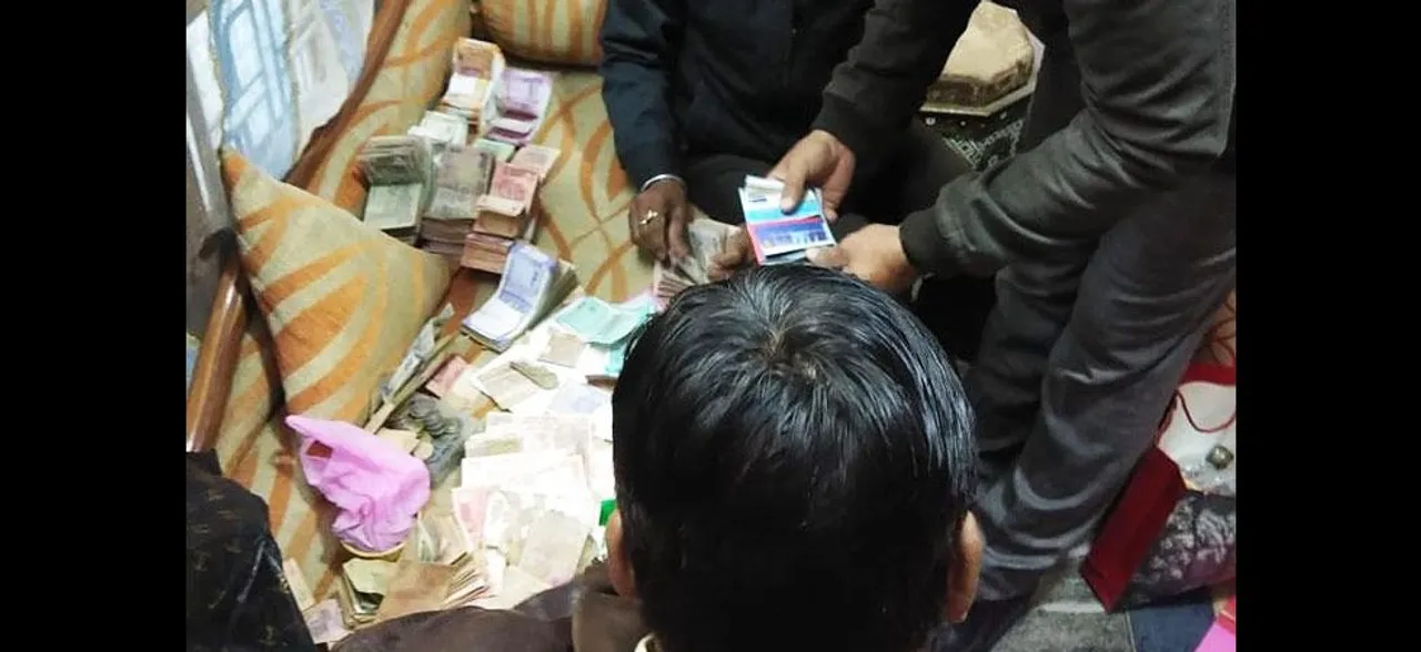 मध्य प्रदेश: सरकार बदलते ही लोकायुक्त के हत्थे चढ़ा ये बड़ा अधिकारी, छापेमारी में मिली ऐसी-ऐसी चीजें