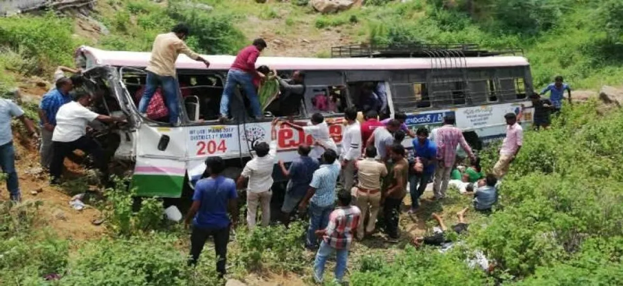 महाराष्ट्र में भीषण सड़क हादसा, 9 लोगों की मौत, कई की हालत गंभीर