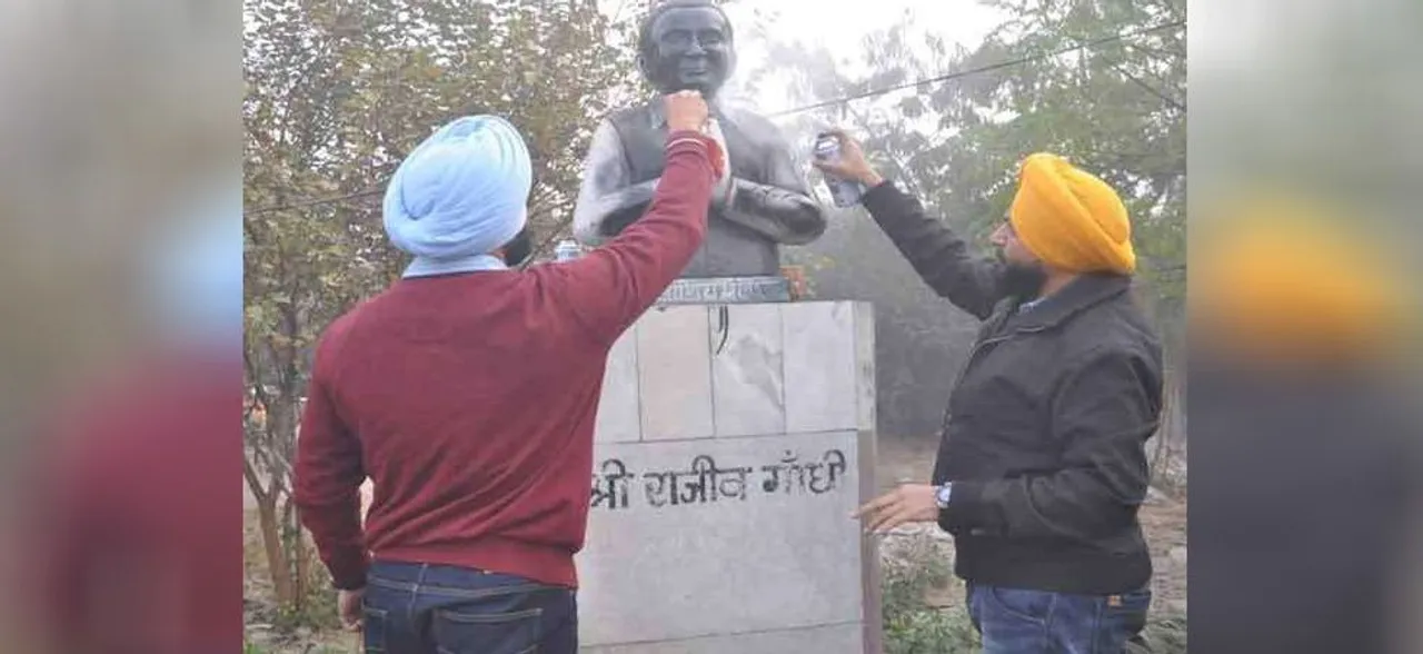 लुधियाना: यूथ अकाली दल ने राजीव गांधी की प्रतिमा पर पोती कालिख, कहा- सिख दंगों के लिए राहुल गांधी माफी मांगे