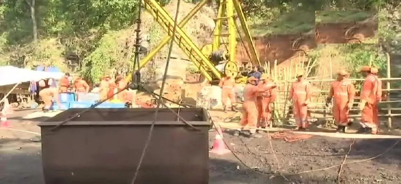 मेघालय खदान पहुंचे नौसेना के गोताखोर, दमकलकर्मी, खदान विशेषज्ञ