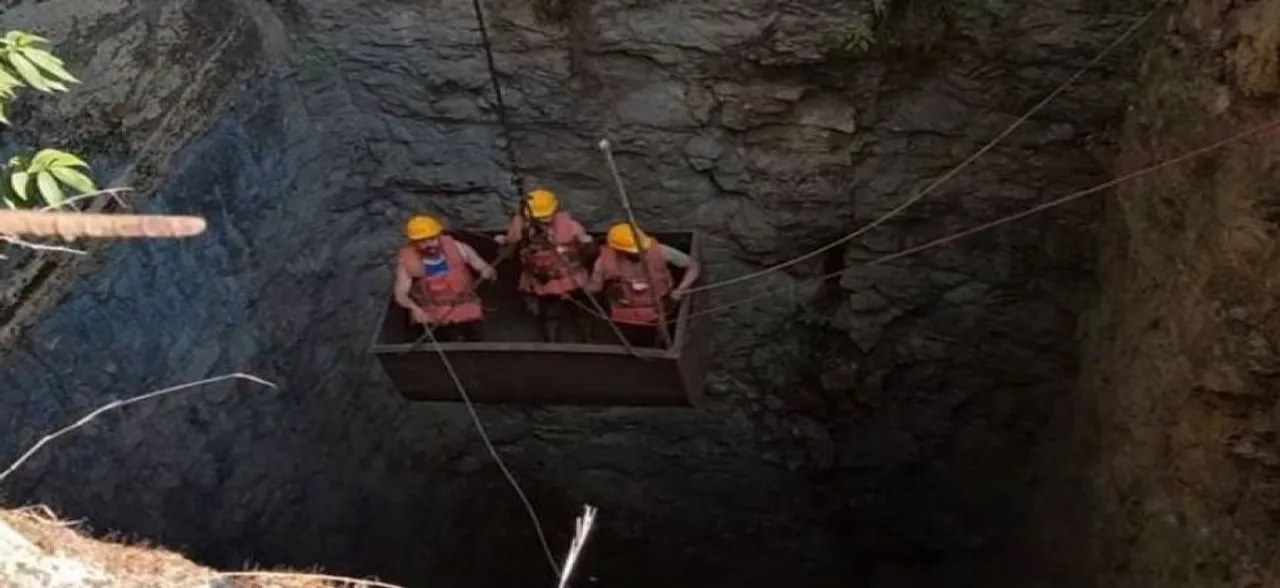 मेघालय में फंसे 15 मजदूरों को लेकर सुप्रीम कोर्ट ने सरकार से मांगी राहत कार्य की स्टेटस रिपोर्ट