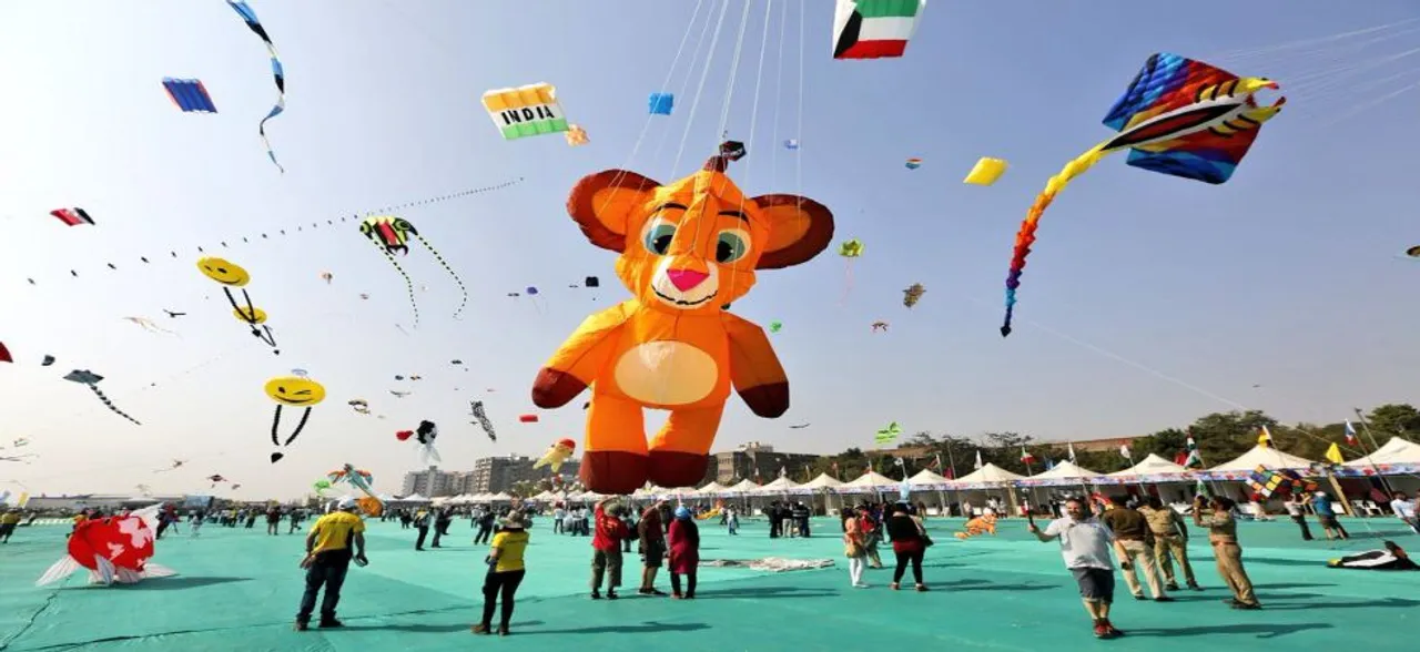 गुजरात में KITE FESTIVAL का रंगारंग शुभारंभ, हजारों पतंगों से सजा आसमान