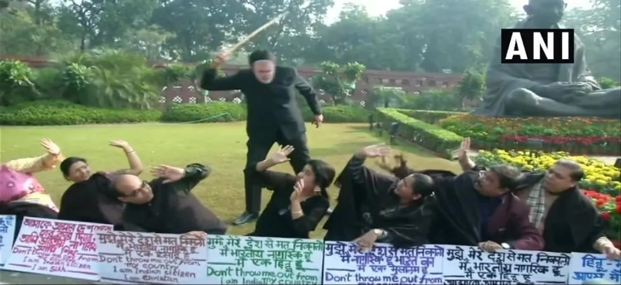…और पीएम नरेंद्र मोदी का मुखौटा पहनकर एक सांसद ने अपनी पार्टी के सांसदों की कर दी पिटाई!