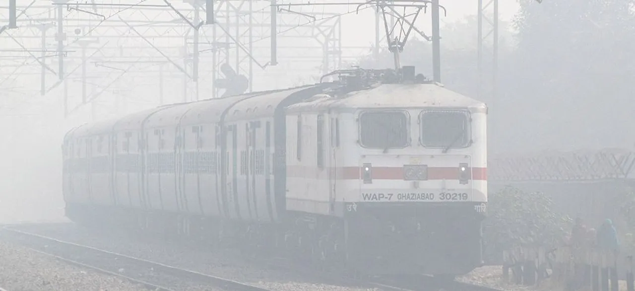कोहरे के कारण रेल यातायात पर पड़ रहा असर, यात्रियों को करना पड़ रहा दिक्कतों का सामना