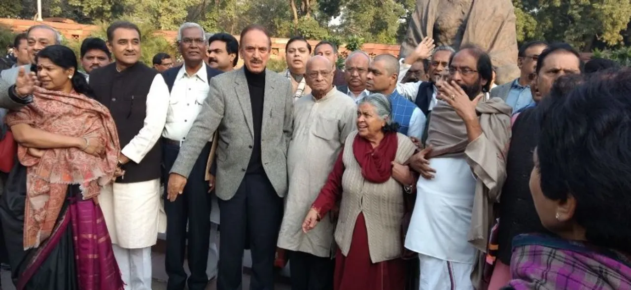 नागरिकता संशोधन विधेयक लोकसभा में पास, कांग्रेस-टीएमसी का सदन से वॉकआउट