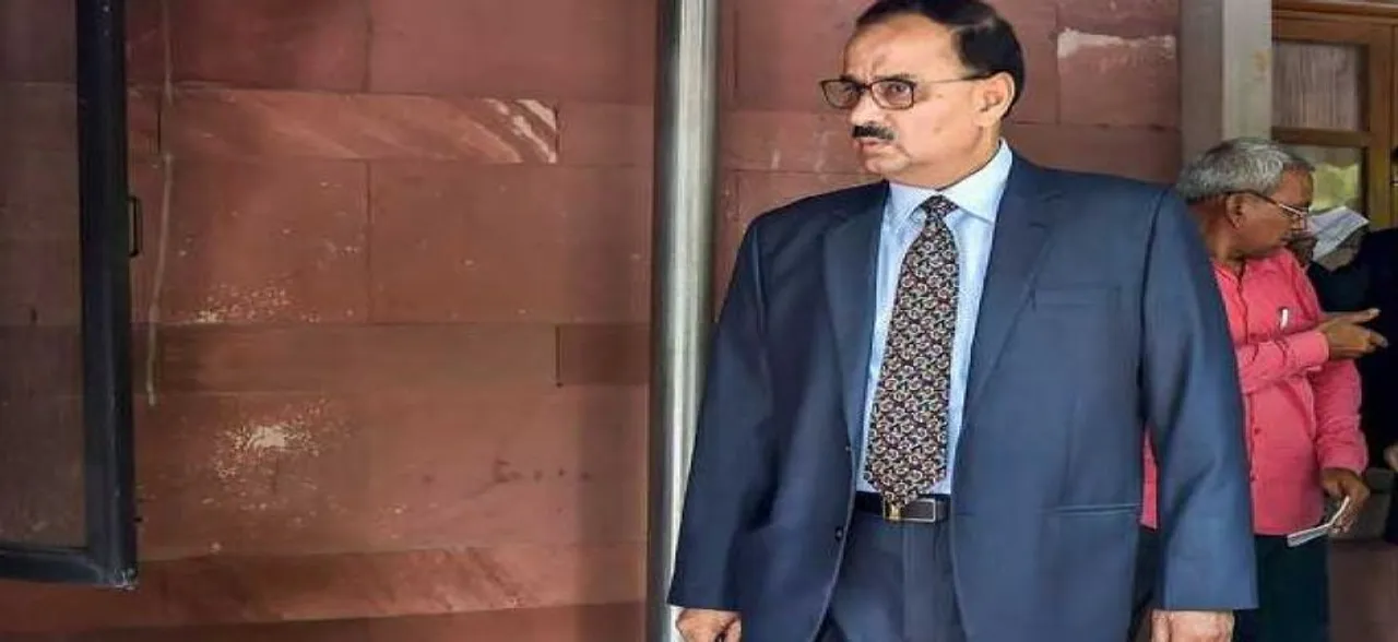 CBI निदेशक आलोक वर्मा के तबादले पलटने वाले आदेश के खिलाफ निलंबित DSP देवेंद्र कुमार पहुंचे दिल्ली HC