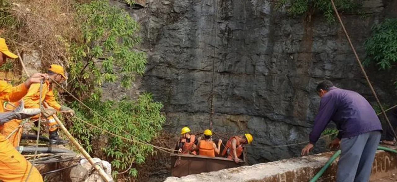 मेघालय: कोयला खदान में फंसे 15 मज़दूरों को निकालने के लिए रेस्क्यू ऑपरेशन जारी