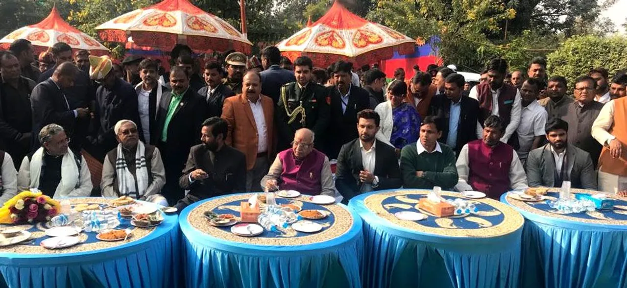 बिहार : सत्ताधारियों ने किया दही-चूड़ा भोज, राबड़ी आवास पर रहा सन्नाटा