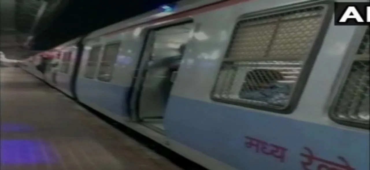 मुंबई लोकल ट्रेन में हादसों पर विराम लगाने के लिए डिब्बों में लगेगी ब्लू लाइट