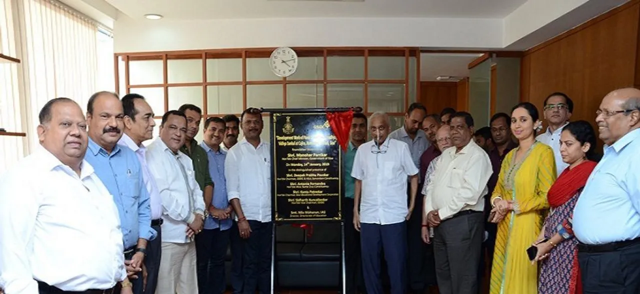 नाक में नली लगाकर काम करते दिखाई दिए सीएम मनोहर पर्रिकर, सिंगल विंडो पोर्टल का किया उद्घाटन