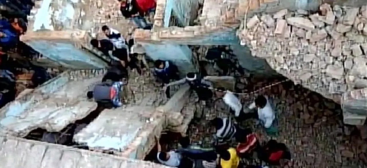 नोएडा में दो मंजिला इमारत गिरने पर बच्चे की मौत, दो घायल
