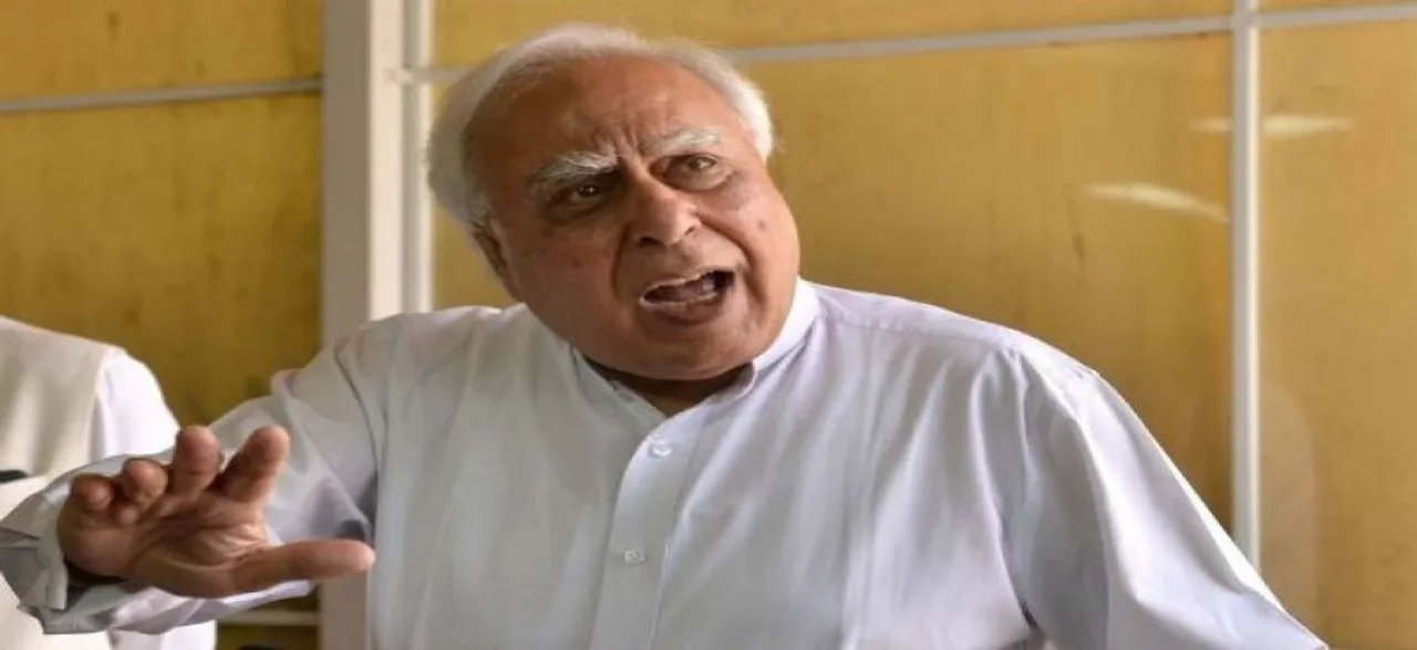 कांग्रेस नेता कपिल सिब्बल बोले - देशद्रोह तब होता है जब सत्ता में बैठे लोग संस्थाओं के साथ छेड़छाड़ करते हैं