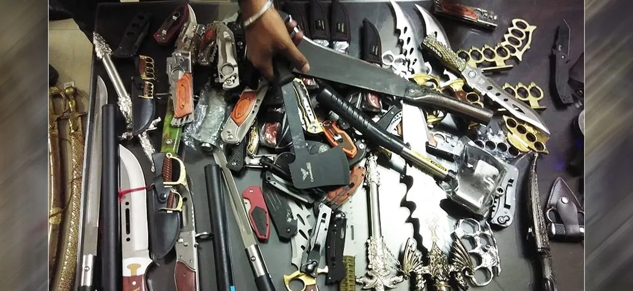 महाराष्ट्र : भाजपा कार्यकर्ता की दुकान से मिला हथियारों का जखीरा