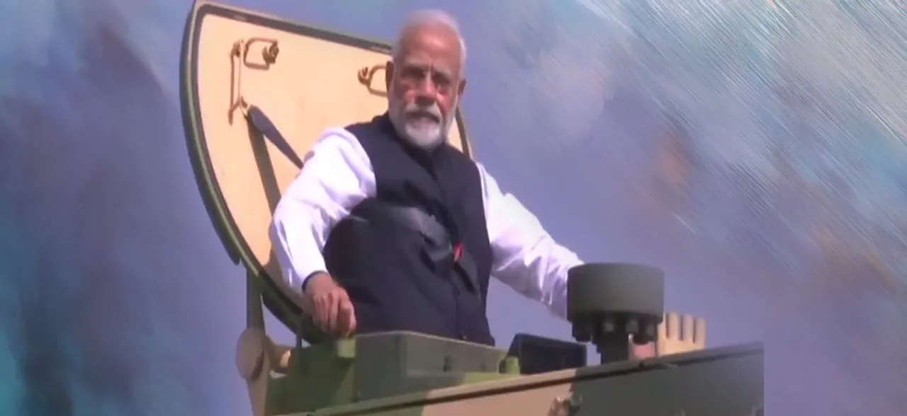 पीएम मोदी ने K-9 वज्र को देश के हवाले किया, की इसकी सवारी, देखें VIDEO