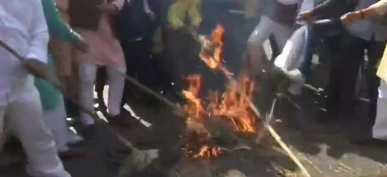 बीजेपी नेताओं की हत्‍या के विरोध में प्रदेशव्‍यापी प्रदर्शन, CM कमलनाथ का पुतला फूंका